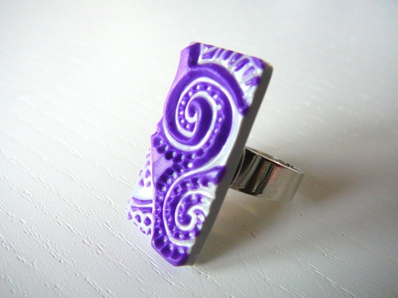 Voici un exemple de bague obtenue suite au cours de Com'une Alchimie intitulé texture et Sutton slice, donnez de l'originalité à vos bijoux en créant du relief