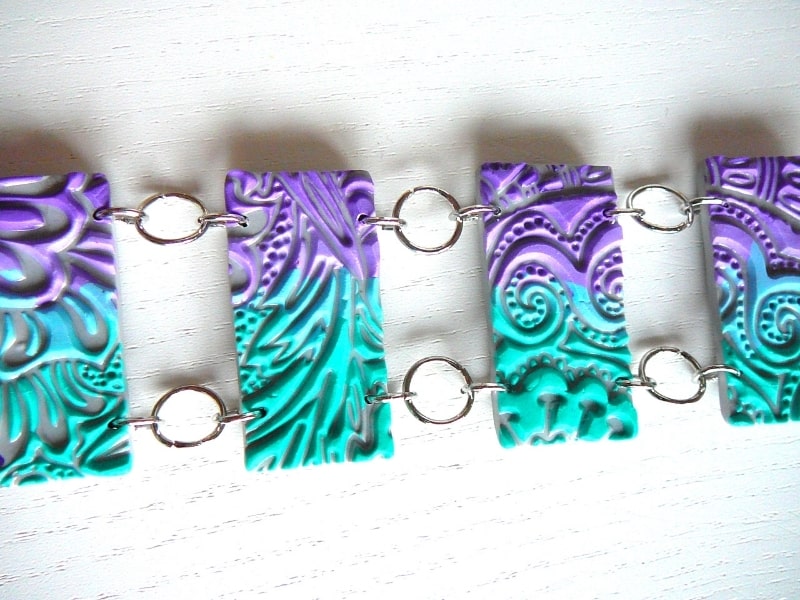 Dans le cours texture et Sutton slice de Com'une Alchimie vous créerez un bracelet articulé à partir de techniques permettant d'obtenir des reliefs de couleurs différentes par rapport à la base des perles