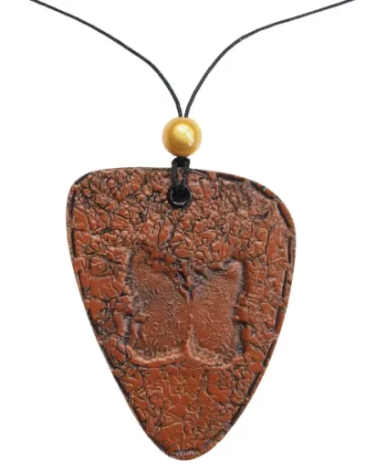 Pendentif effet cuir en pate polymere avec un oeillet