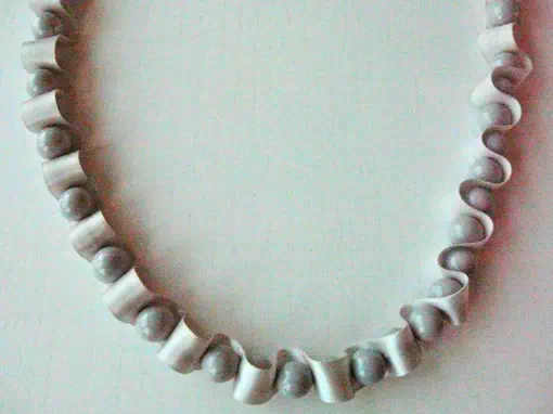 parcours de développement artistique évolution phase 1 Collier de perles rondes grises - Phase 1 de mon parcours de développement artistique