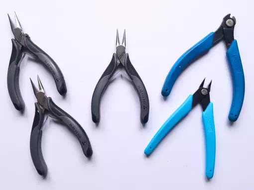 Jeu de pinces pour montage de bijoux en pâte polymère