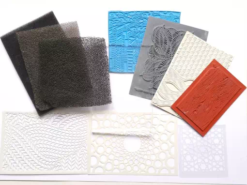 Outils de texture pour pâte polymère : plaques de texture, mousses de texture et pochoirs