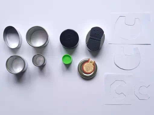 Emporte-pièces, couvercles et gabarits en papier faits maison pour pâte polymère 