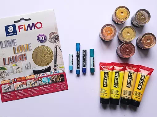 Mediums pour pâte polymère : poudres de mica, pastels secs, peintures acryliques et feuilles de cuivre dorées